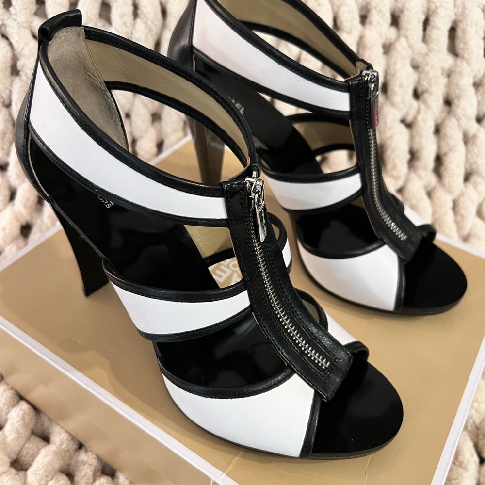 Michael Kors Berkeley T Strap Sandals Size 11 - image 2